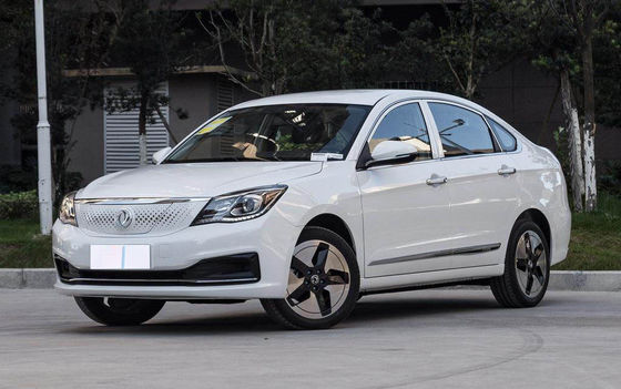 400KM Dongfeng Fengshen E70 Zuivere Elektrische Compacte Auto 4 Deuren 5 Zetels