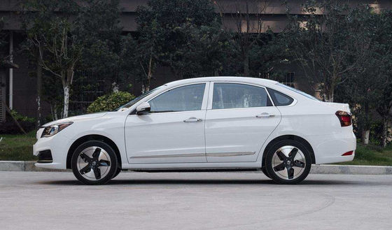 400KM Dongfeng Fengshen E70 Zuivere Elektrische Compacte Auto 4 Deuren 5 Zetels